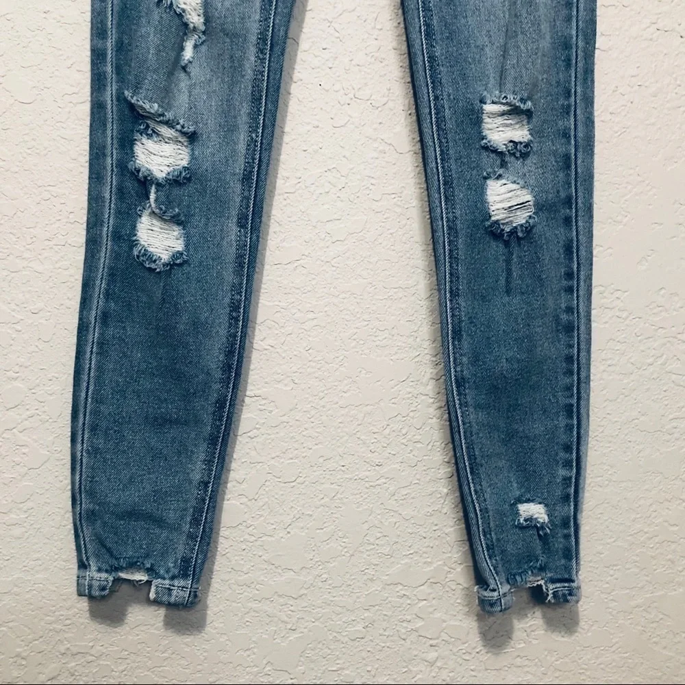 NWT Tinseltown Distressed High Rise The Mom Skinny Jeans Size 25